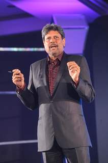 Big B & Kapil Dev unveil Siddhu's 'Sherry on Topp'