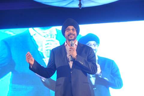 Big B & Kapil Dev unveil Siddhu's 'Sherry on Topp'