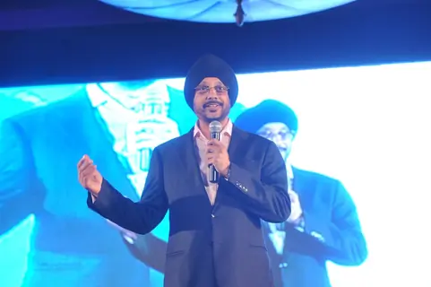 Big B & Kapil Dev unveil Siddhu's 'Sherry on Topp'
