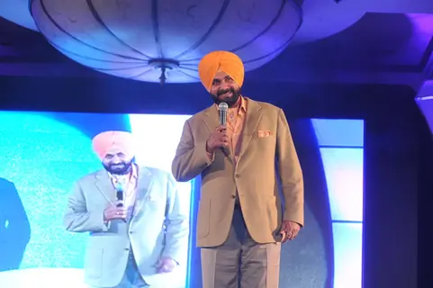 Big B & Kapil Dev unveil Siddhu's 'Sherry on Topp'