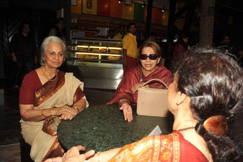 Gulzar, Waheeda, Asha Parekh & Helen at 'Paansa' play