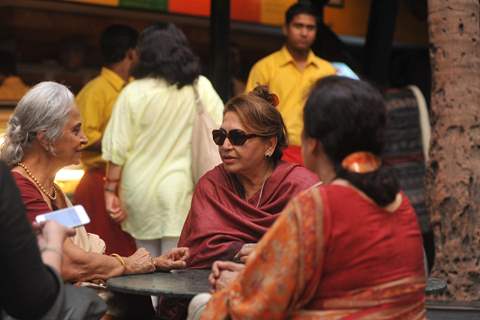 Gulzar, Waheeda, Asha Parekh & Helen at 'Paansa' play