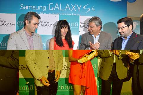 Chitrangada Singh Launch Samsung S4