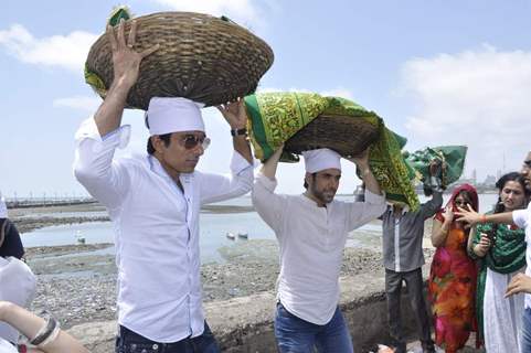 Sonu Sood, Tusshar Kapoor Visit Haji Ali Dargah