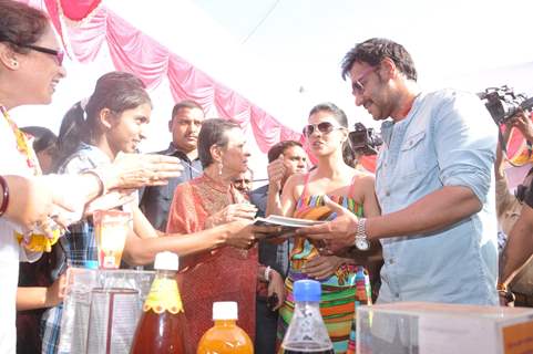Kajol, Ajay promote Lonavla funfair