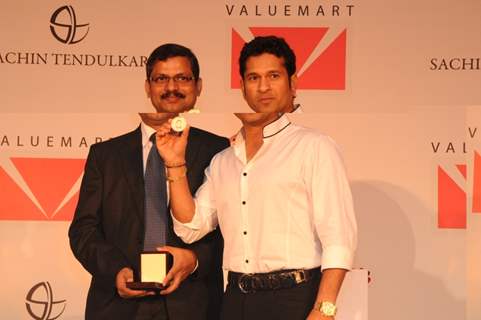 Sachin Tendulkar unveils limited edition Gold Coins with his embossed face