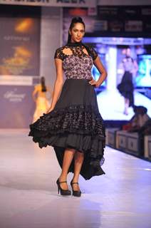 Evelyn Sharma walks for designer Sonaakshi Sharma