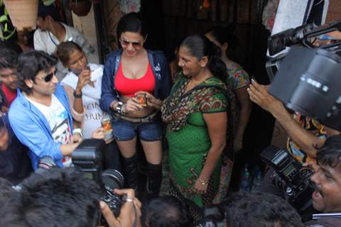 Veena Malik and Rajan Verma Promote their Movie Ziindagi 50-50 in Kamathipura Red Light Area