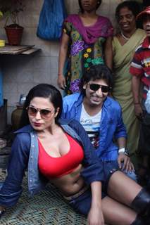 Veena Malik and Rajan Verma Promote their Movie Ziindagi 50-50 in Kamathipura Red Light Area