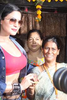 Veena Malik and Rajan Verma Promote their Movie Ziindagi 50-50 in Kamathipura Red Light Area