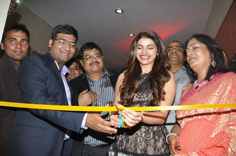 Prachi Desai Launches 10 Jewel Diamond Store