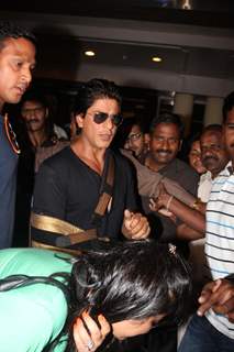 Shahrukh snapped post getting discharged from hospital after shoulder surgery