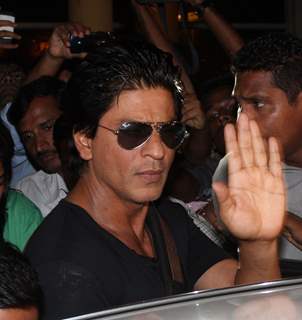 Shahrukh snapped post getting discharged from hospital after shoulder surgery