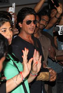 Shahrukh snapped post getting discharged from hospital after shoulder surgery