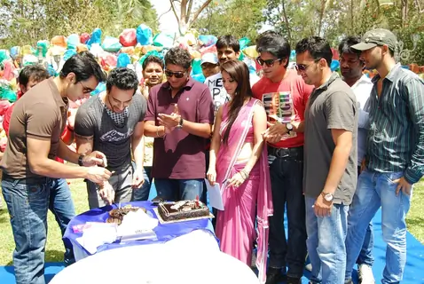 Angad's surprise birthday bash on the sets of Amrit Manthan
