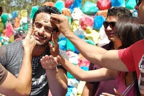 Angad's surprise birthday bash on the sets of Amrit Manthan
