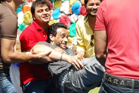 Angad's surprise birthday bash on the sets of Amrit Manthan