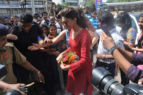 Deepika Padukone Visits Siddhivinayak to Seek Blessings for 'Yeh Jawaani Hai Deewani'