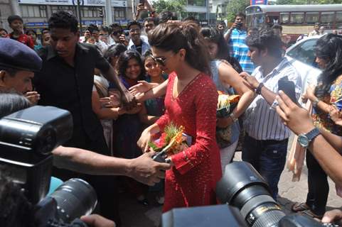 Deepika Padukone Visits Siddhivinayak to Seek Blessings for 'Yeh Jawaani Hai Deewani'