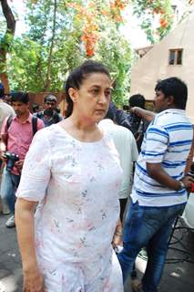 Nazi, wife of actor Ranjeet Visits Jia Khan's Residence at Juhu