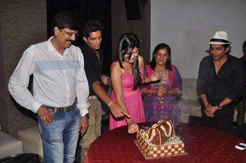 Pooja Gor cutting cake