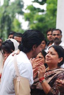 Shahrukh Khan consoles Madhu Chopra at Priyanka Chopra's father's funeral