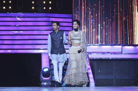 Sonam & Dhanush promote 'Raanjhanaa' on the sets of Jhalak Dikhla Jaa Season 6