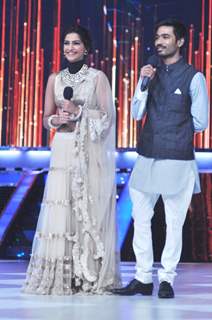 Sonam & Dhanush promote 'Raanjhanaa' on the sets of Jhalak Dikhla Jaa Season 6