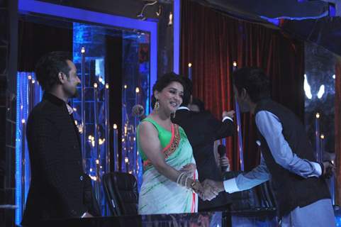 Sonam & Dhanush promote 'Raanjhanaa' on the sets of Jhalak Dikhla Jaa Season 6