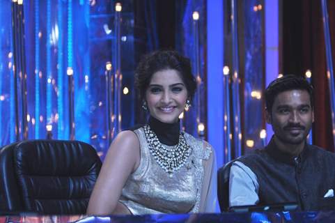 Sonam & Dhanush promote 'Raanjhanaa' on the sets of Jhalak Dikhla Jaa Season 6