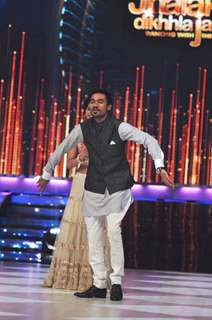 Sonam & Dhanush promote 'Raanjhanaa' on the sets of Jhalak Dikhla Jaa Season 6