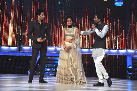 Sonam & Dhanush promote 'Raanjhanaa' on the sets of Jhalak Dikhla Jaa Season 6