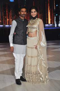 Sonam & Dhanush promote 'Raanjhanaa' on the sets of Jhalak Dikhla Jaa Season 6