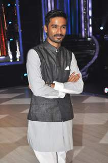 Sonam & Dhanush promote 'Raanjhanaa' on the sets of Jhalak Dikhla Jaa Season 6