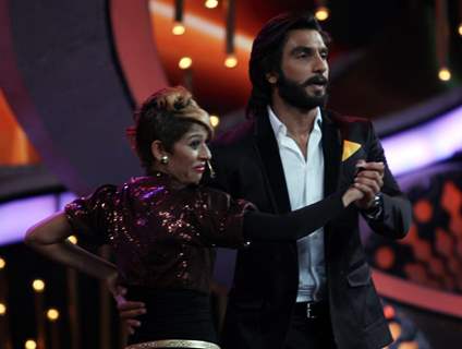 Sonakshi Sinha & Ranveer Singh during the promotion of film Lootera on the sets of dance show Dance India Dance Super Moms in Mumbai