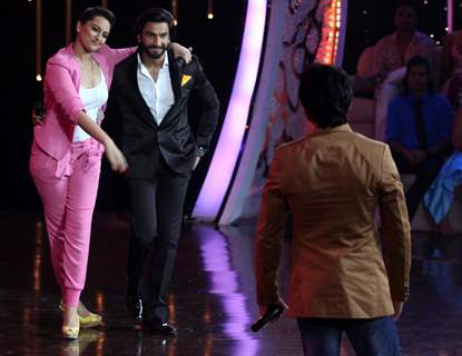 Sonakshi Sinha & Ranveer Singh during the promotion of film Lootera on the sets of dance show Dance India Dance Super Moms in Mumbai