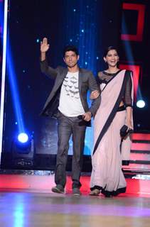 Farhan Akhtar and Sonam Kapoor on India's Dancing Superstar along with Riteish Deshmukh