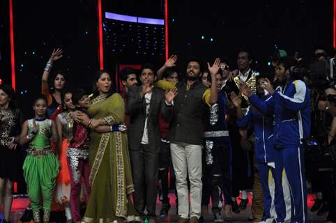 Farhan Akhtar and Sonam Kapoor on India's Dancing Superstar along with Riteish Deshmukh