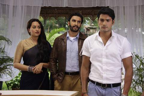 Mrunal Jain, Ranveer Singh and Sonakshi Sinha On the sets of Uttaran to promote the film Lootera