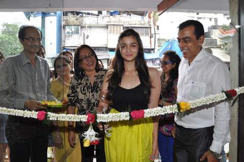 Alia Bhatt inaugurate the painting exhibition Splassh