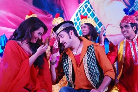 Sonakshi Sinha and Imraan Khan Parforming Qawali song for promotion of upcoming film “Once Upon a Time in Mumbaai 2” at Tayyab Ki Gali, Dongari, Mumbai