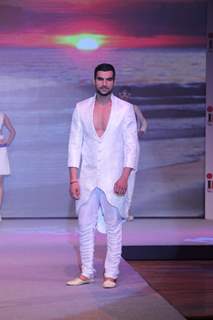 Prateik Babbar & Amyra Dastur Promotes Issaq at INIFD Fashion Show Vibrance 2013