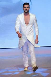 Prateik Babbar & Amyra Dastur Promotes Issaq at INIFD Fashion Show Vibrance 2013