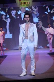 Prateik Babbar & Amyra Dastur Promotes Issaq at INIFD Fashion Show Vibrance 2013