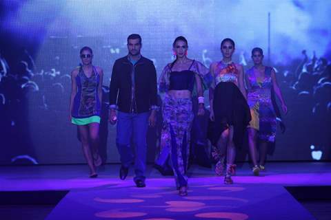 Prateik Babbar & Amyra Dastur Promotes Issaq at INIFD Fashion Show Vibrance 2013