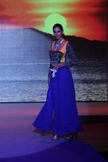 Prateik Babbar & Amyra Dastur Promotes Issaq at INIFD Fashion Show Vibrance 2013