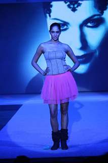 Prateik Babbar & Amyra Dastur Promotes Issaq at INIFD Fashion Show Vibrance 2013