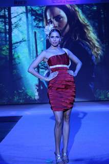 Prateik Babbar & Amyra Dastur Promotes Issaq at INIFD Fashion Show Vibrance 2013