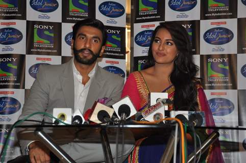 Ranveer Singh and Sonakshi Sinha at Film Lootera Promotion at Indian Idol Junior