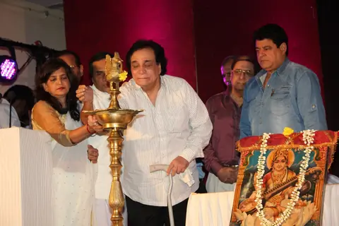 Kader Khan presented with Sahitya Shiromanee Award